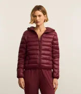 Campera puffer deportiva Get Over para mujer, de color bordó, con capucha y cierre frontal de cremallera. Confeccionada en poliamida con relleno de poliéster.