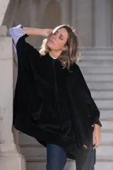 Canguro oversize negro con capucha y mangas largas.