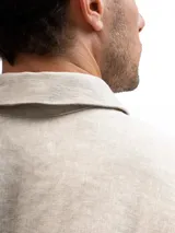 Camisa de manga larga confeccionada en 100% lino natural, con cuello clásico y cierre frontal de botones. Presenta un calce relajado y una textura ligera, ideal para climas cálidos.