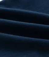Pantalón masculino de corte skinny confeccionado en sarga de algodón con elastano. Presenta cierre frontal con botón y cremallera, cintura con trabillas y bolsillos laterales y traseros.