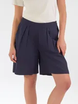 Bermuda de lino azul marino con pinzas en la parte delantera y bolsillos laterales.