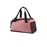 Bolso deportivo Puma Challenger Duffel, color rosado con detalles en negro. Cuenta con compartimento principal con cierre, bolsillo lateral de malla para ventilación y bolsillo lateral con cierre. Incluye asas de mano y correa ajustable para el hombro.