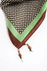 Bandana cuadrada de poliéster con patrón de micropuntos, borde verde claro y marco marrón.