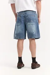 Bermuda de jean de corte amplio y largo hasta la rodilla, color gris con lavado desgastado.