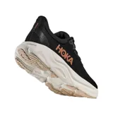 Championes de running Hoka Kaha 3 GTX de color negro, con suela gruesa beige y detalles en tono cobrizo, incluyendo el logotipo de la marca en el lateral.