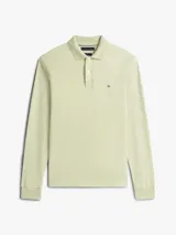 Chomba de manga larga Tommy Hilfiger, confeccionada en puro algodón, con cuello clásico, cartera de dos botones y logo de la marca bordado en el pecho.