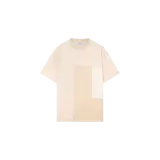 Remera Golden Goose Deluxe Brand de manga corta y cuello redondo, en color beige con diseño de bloques de tonos neutros en el frente y detalle de logo estampado.