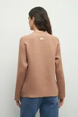 Polera marrón de tejido tramado, cuello alto y mangas largas acampanadas.