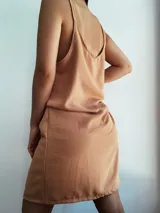 Vestido corto negro de breteles finos.