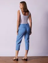 Pantalón capri de gabardina elastizada color beige, marca Zac & Reachel. Pretina ancha elastizada. Delantera y trasera con bolsillos simulados.