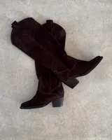 Bucaneras de caña alta color marrón, de gamuza, con taco de madera.