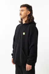 Canguro negro con capucha, de corte holgado. Estampado en la espalda con ilustración de calavera fumando y diseño de inspiración oriental.