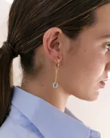 Dije colgante para aros con cadena dorada de acero y detalle de flor de acrílico espejado en la punta.
