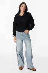 Sweater de tejido acolchado con diseño de rombos, color beige, con cuello polo y cierre frontal parcial. Presenta puños y cuello en tejido acanalado, con mangas largas y corte cropped.