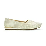 Zapato casual tipo mocasín color beige con estampado difuminado y detalles de costura en la puntera.