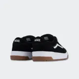 Championes Vans modelo Hylane de color negro con detalles en blanco y suela de goma marrón, con diseño robusto y cordones gruesos.