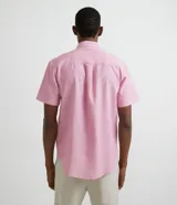 Camisa de hombre de manga corta confeccionada en mezcla de lino y algodón. Presenta un calce comfort, cuello camisero, cierre frontal con botones y un bolsillo en el pecho. Marca Marfinno.