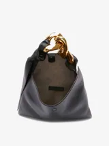 Bolso de mano JW Anderson modelo Chain Hobo Small, color negro, confeccionado en cuero. Presenta cierre magnético, logo en relieve, asa con cadena decorativa en tono dorado y un compartimento interno.