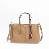 Cartera tipo tote color caqui con textura granulada, doble asa de mano y correa larga ajustable y extraíble. Incluye un colgante decorativo con cuentas de madera y resina en el asa frontal.