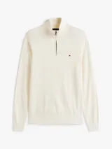 Sweater de punto color blanco confeccionado en mezcla de algodón pima y cachemira. Presenta cuello alto con cierre de cremallera de un cuarto, puños y bajo acanalados, y el logo de Tommy Hilfiger bordado en el pecho.