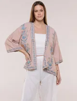 Cardigan tipo kimono verde claro con detalles bordados en marrón en los bordes y las mangas, de corte amplio y mangas tres cuartos.