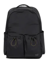 Mochila urbana Cat modelo Virginia, color negro, confeccionada en tejido ligero repelente al agua. Cuenta con compartimento principal con cierre, compartimento independiente para laptop de 15 pulgadas en el panel trasero, bolsillos frontales con cierre de cordón ajustable y asa superior.