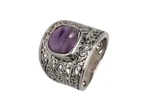 Anillo de plata 925 con una amatista cuadrada facetada. El cuerpo del anillo presenta un diseño calado con motivos florales y geométricos.