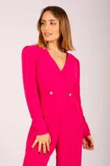 Mono largo de crepé color verde esmeralda, con escote en V cruzado, mangas largas abullonadas y pantalón palazzo. Cierre cruzado con dos botones dorados.