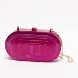 Cartera de mano tipo sobre, forma ovalada, color fucsia con efecto marmoleado. Presenta un diseño con capas concéntricas en relieve y cierre superior con broche dorado. Incluye cadena metálica dorada para usar al hombro.