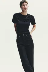 Jeans de tiro alto y estilo wide leg, con diseño de cinco bolsillos, lavado oscuro con efecto desgastado, pierna ancha larga y bajo sin costuras.