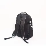 Mochila urbana color negro con diseño técnico, cuenta con múltiples compartimentos, correas ajustables con hebillas plásticas blancas y etiqueta decorativa circular con diseño de oso.