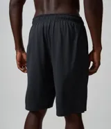 Bermuda masculina deportiva de largo extendido, color gris oscuro, confeccionada en microfibra de poliéster y elastano. Cuenta con cintura elástica con cordón ajustable y bolsillos laterales funcionales.