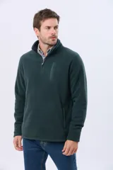 Buzo de polar azul con cuello alto y cierre frontal parcial. Presenta un bolsillo vertical con cierre en el pecho y bolsillos laterales, ideal para abrigo en climas fríos.