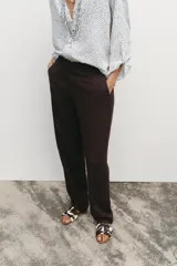 Sandalia plana con estampado animal print, tiras cruzadas en la parte delantera y acabado en punta redonda.