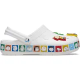 Zuecos Crocs modelo Crocband con diseño temático de Peanuts. Presentan un estampado sutil en la parte superior y retratos coloridos de los personajes en la banda lateral de la suela. Incluyen dijes Jibbitz exclusivos de los personajes de la serie, correa pivotante en el talón y orificios de ventilación.
