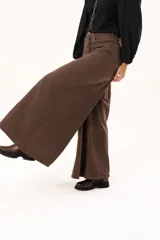 Pantalón de jean color marrón con corte wide leg, tiro alto y costuras decorativas frontales que le dan un estilo estructurado.