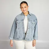 Campera de jean celeste de corte recto, con cuello clásico, cierre frontal con botones metálicos, bolsillos con solapa abotonada en el pecho y bolsillos laterales.