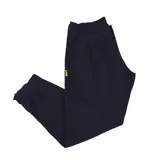 Pantalón de vestir azul marino, de corte recto, con bolsillos laterales y traseros. Se ajusta a la cintura con cinturón de cuero marrón. Tiene un cierre con botones en el tobillo.