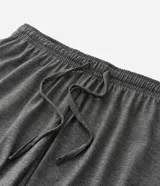 Pijama corto masculino compuesto por una musculosa de lino color verde oscuro y una bermuda de algodón, poliéster y lino color gris melange con lazo ajustable en la cintura.