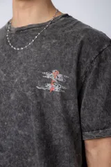 Remera de corte semi-oversize en color naranja con efecto de lavado tipo snow. Presenta un pequeño estampado gráfico en el pecho y cuello redondo.