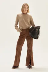 Sweater de punto en color beige, con cuello redondo y mangas largas, de corte clásico y ajuste holgado.