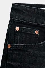 Bermuda de tiro alto confeccionada en denim, con diseño de cinco bolsillos, trabillas para cinturón y bajo con dobladillo vuelto.