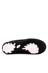 Championes de fútbol 5 Lotto Milan-TF para hombre, color negro con el logo de la marca en blanco en el lateral, diseñados con suela de tapones bajos para superficies sintéticas.