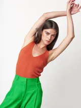 Top tejido color ladrillo con escote en V y breteles finos.