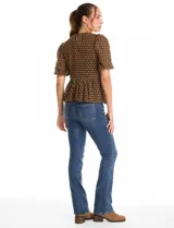 Blusa peplum de Nanette con estampado de círculos, cuello redondo, mangas cortas con frunces y musculosa interna a tono.