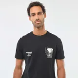 Remera negra de cuello redondo y manga corta, con estampa frontal con texto y diseño gráfico en blanco y negro.