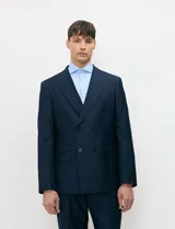 Ambo Harrington Label de color azul marino, compuesto por un saco cruzado de doble botonadura y solapas de pico, y pantalón a juego.