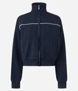 Campera Marfinno de corte regular y cuello alto, confeccionada en mezcla de viscosa y poliéster. Presenta diseño rayado tipo pinstripe en color azul marino con ribete en contraste, cierre frontal y mangas largas.