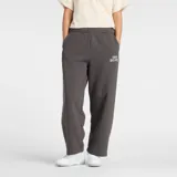 Pantalón de jogging New Balance de tiro alto, con corte holgado y pernera barrel. Presenta cintura elástica con cordón interno, bolsillos laterales y el logo de la marca estampado en la pierna.