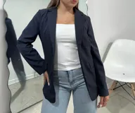 Blazer sastrero de corte clásico en color azul marino, con solapas de muesca, cierre frontal de un botón y bolsillos laterales con solapa.